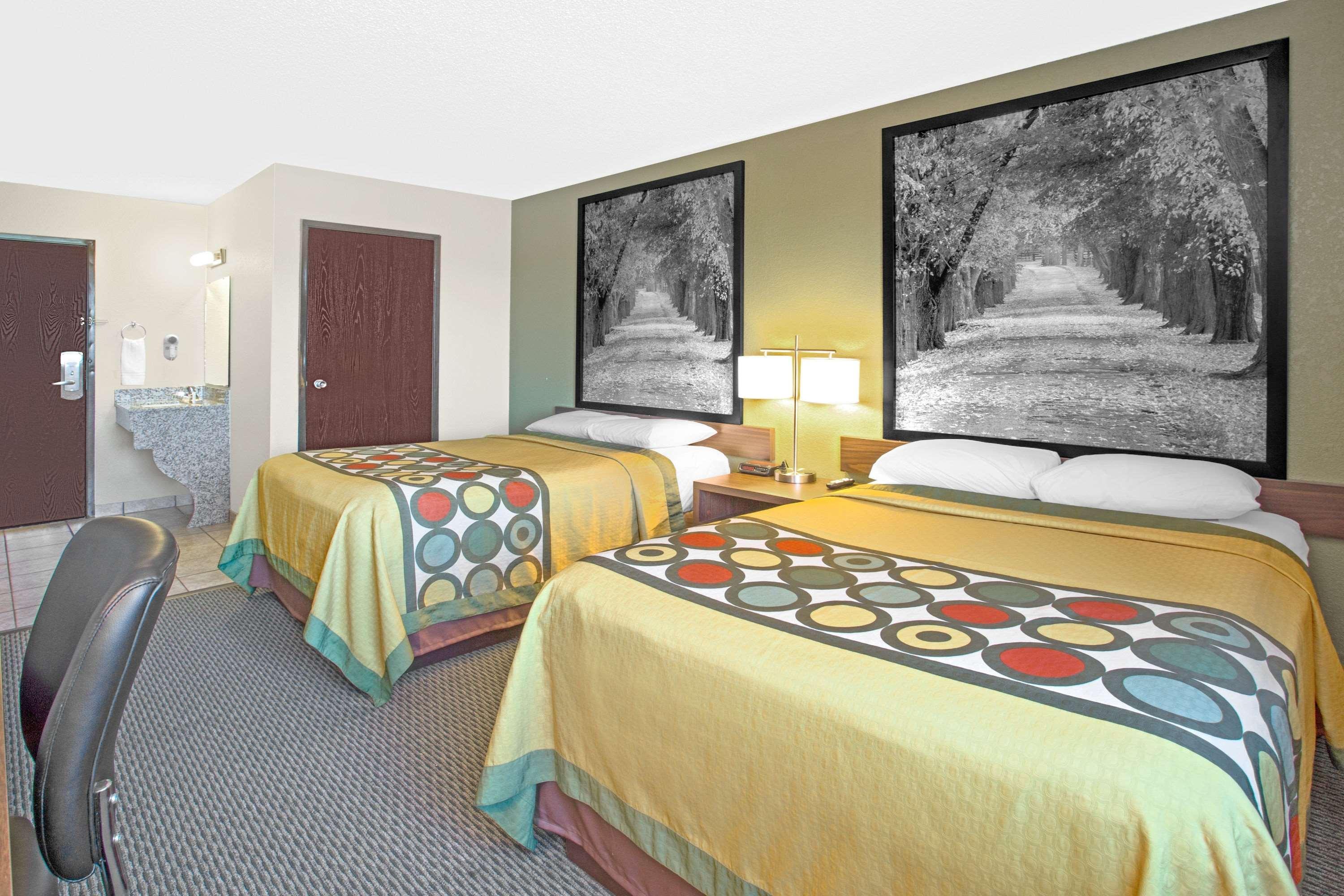 Super 8 By Wyndham Windsor/Madison North Hotel Ngoại thất bức ảnh