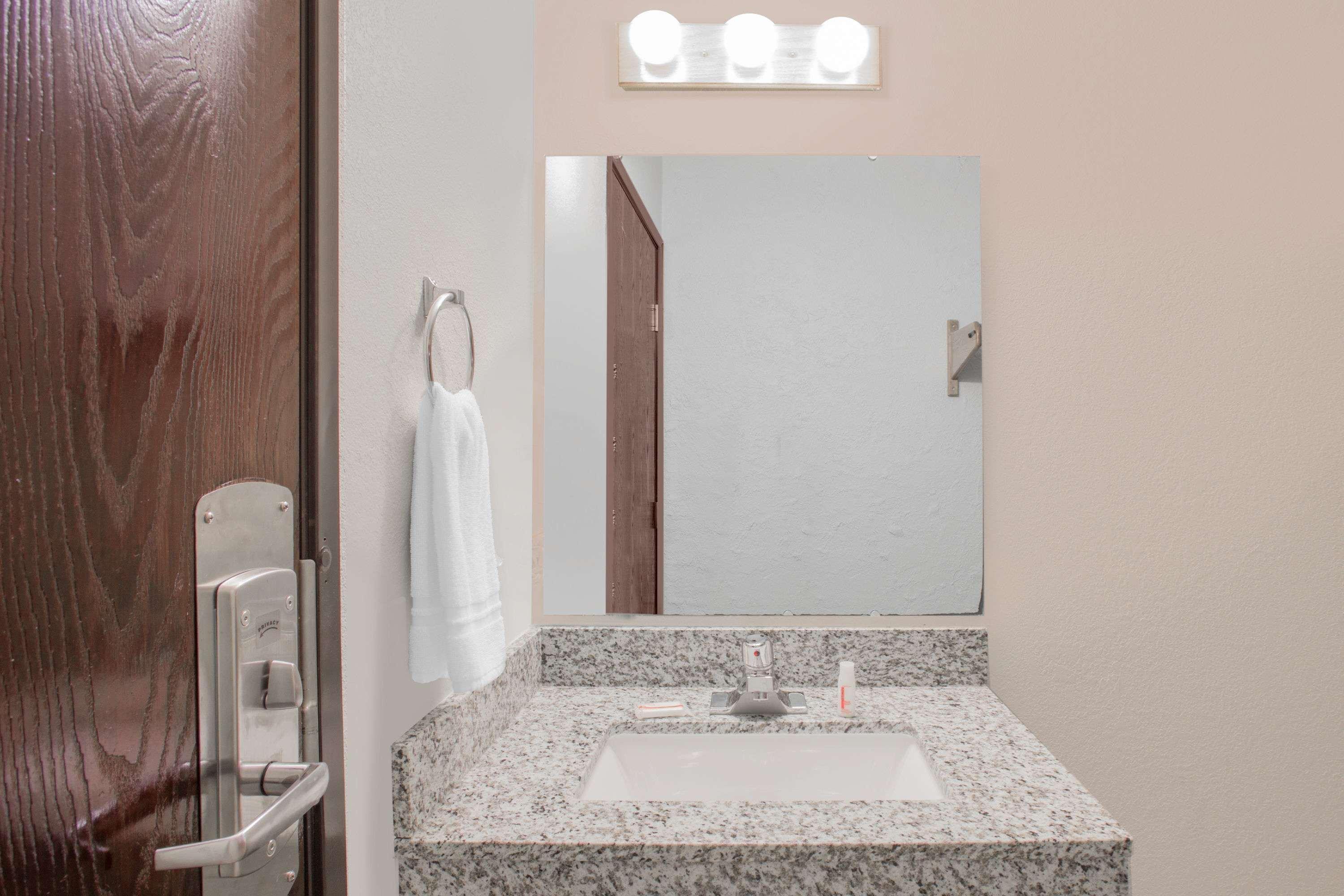 Super 8 By Wyndham Windsor/Madison North Hotel Ngoại thất bức ảnh