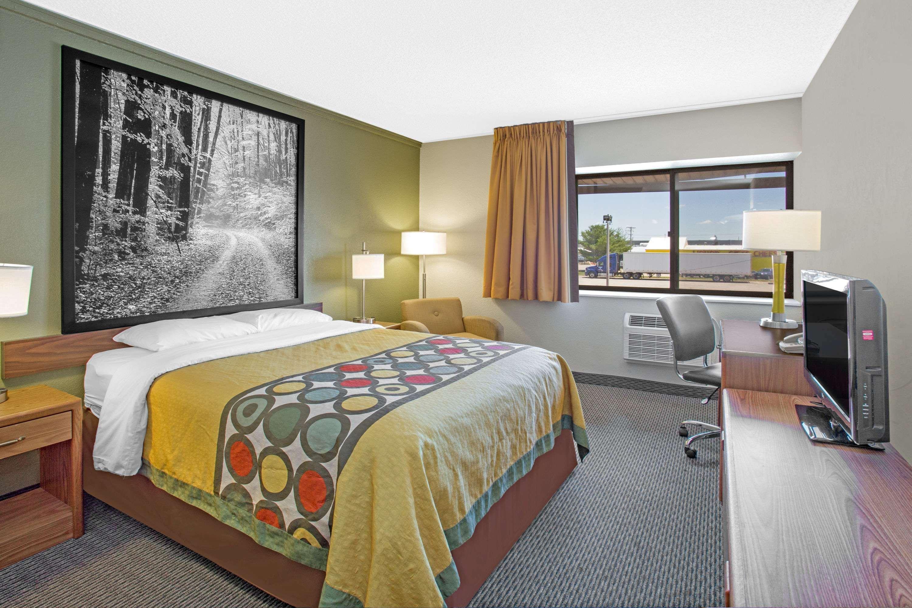 Super 8 By Wyndham Windsor/Madison North Hotel Ngoại thất bức ảnh