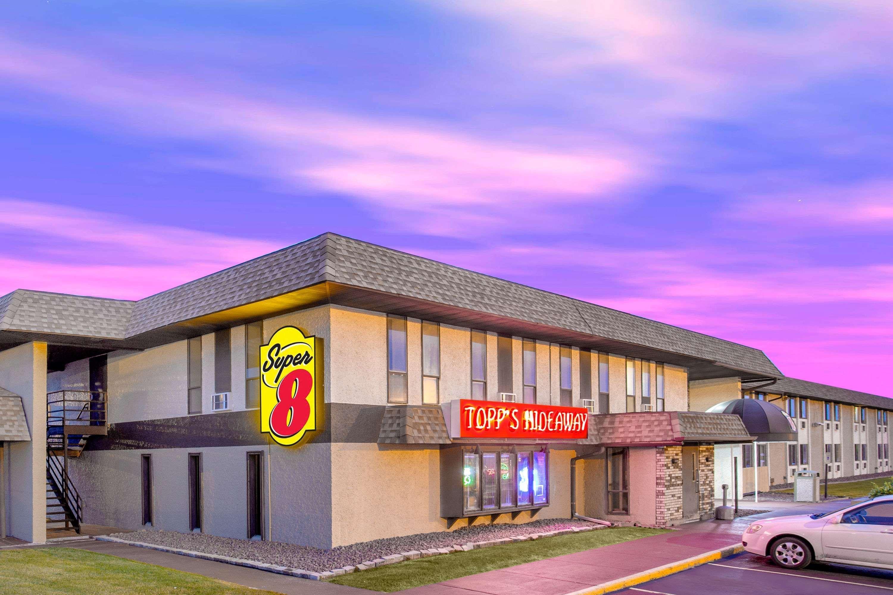 Super 8 By Wyndham Windsor/Madison North Hotel Ngoại thất bức ảnh