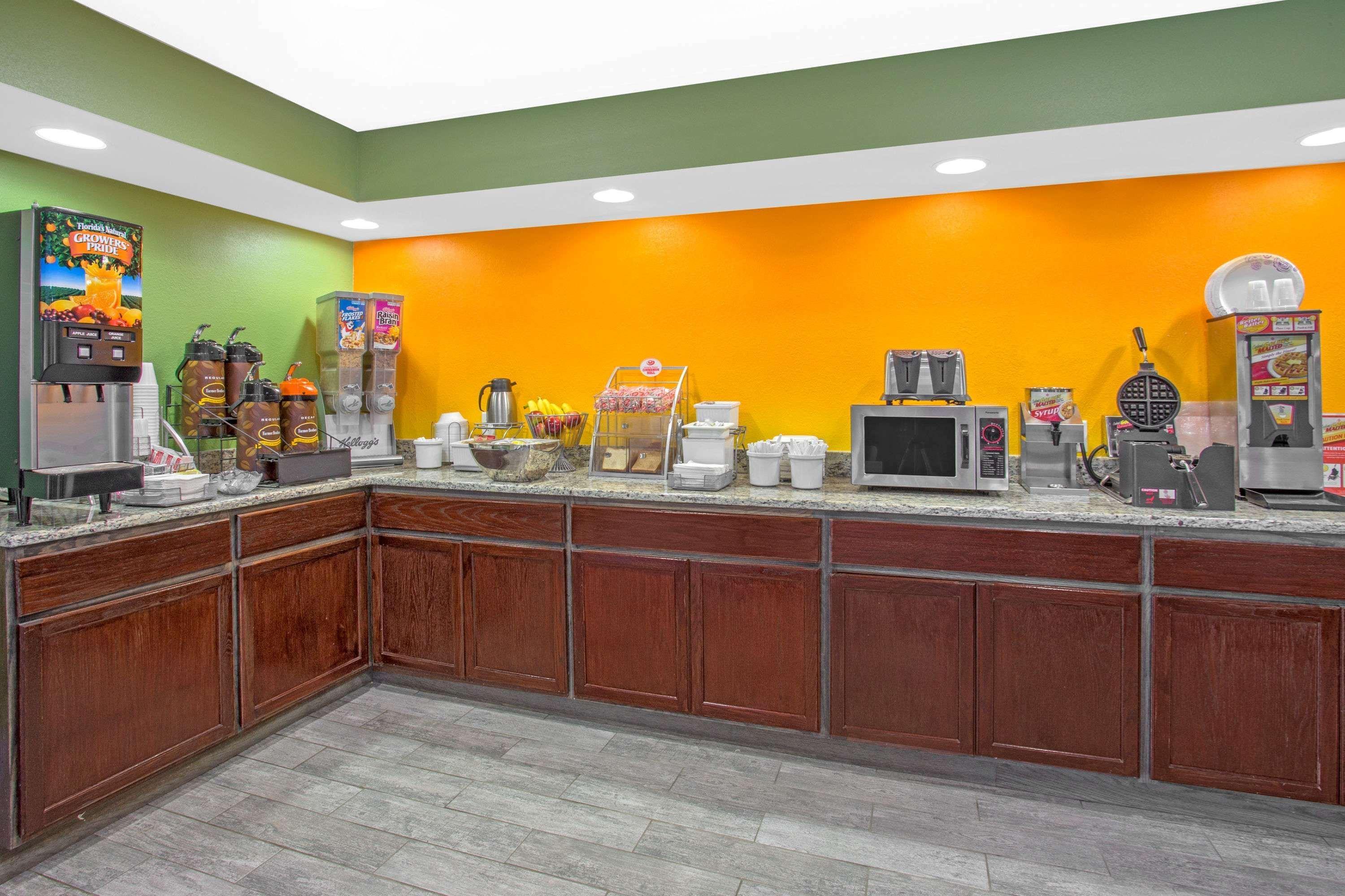 Super 8 By Wyndham Windsor/Madison North Hotel Ngoại thất bức ảnh
