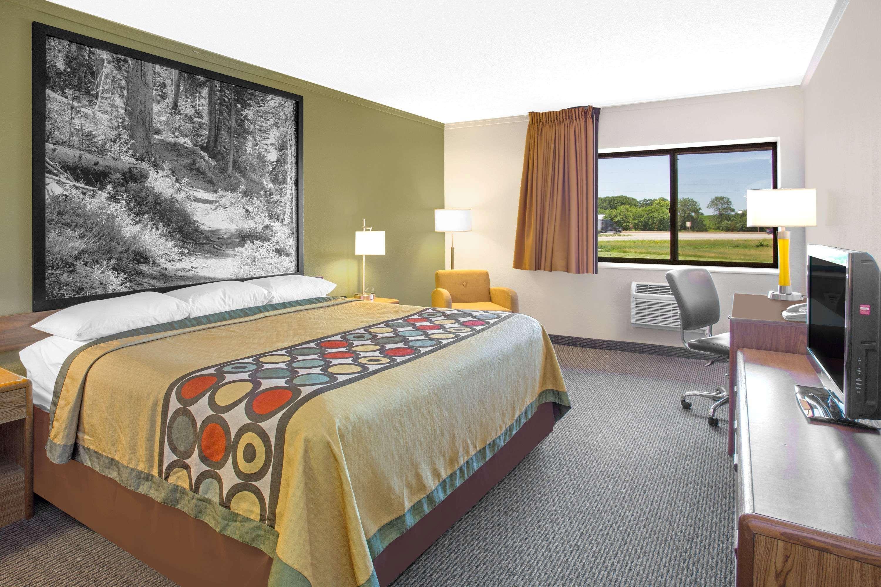 Super 8 By Wyndham Windsor/Madison North Hotel Ngoại thất bức ảnh
