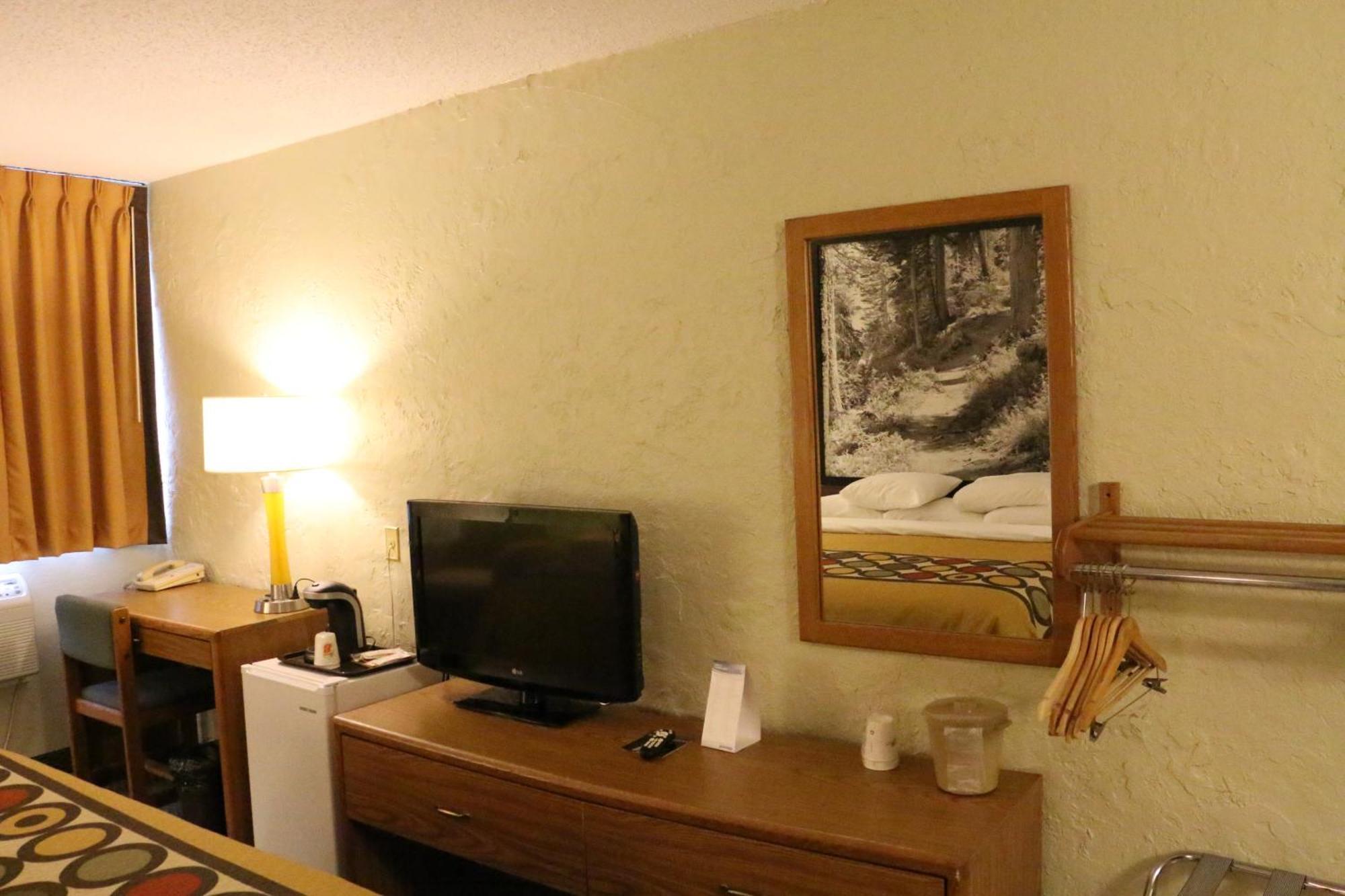 Super 8 By Wyndham Windsor/Madison North Hotel Phòng bức ảnh