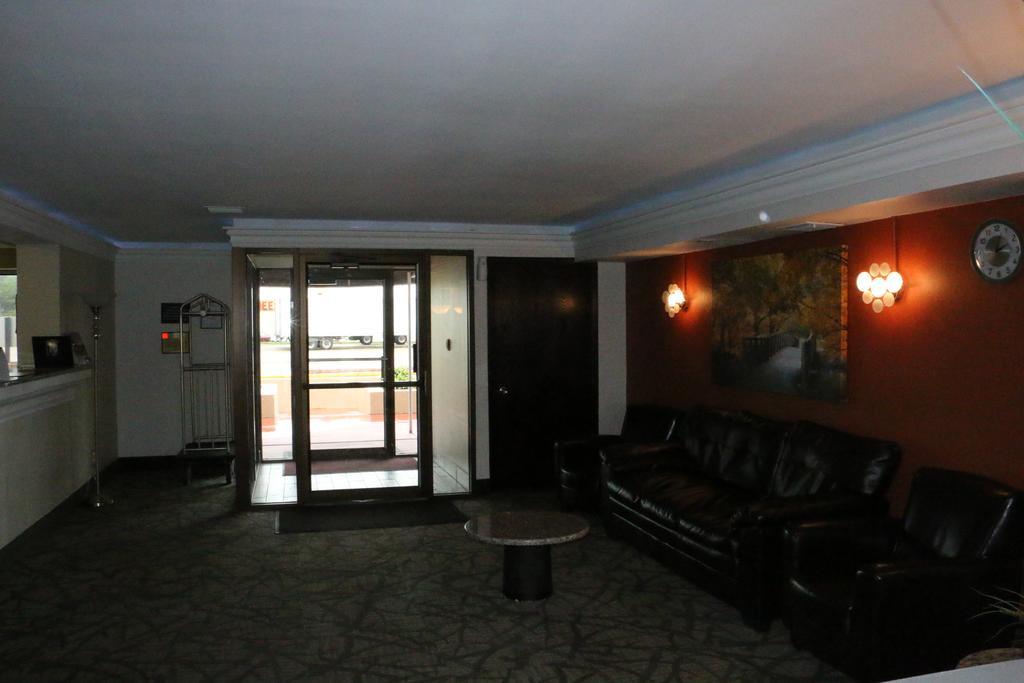 Super 8 By Wyndham Windsor/Madison North Hotel Ngoại thất bức ảnh