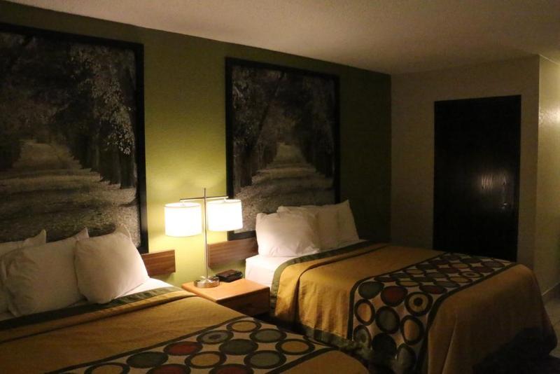 Super 8 By Wyndham Windsor/Madison North Hotel Ngoại thất bức ảnh