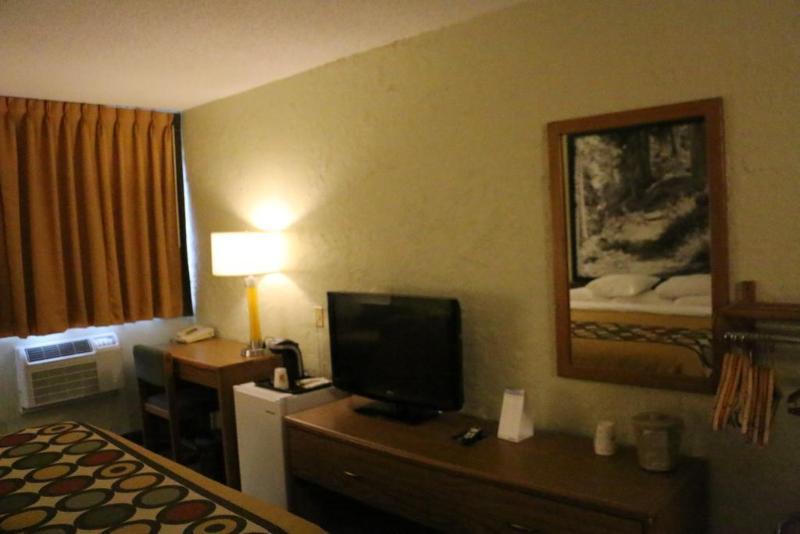 Super 8 By Wyndham Windsor/Madison North Hotel Ngoại thất bức ảnh